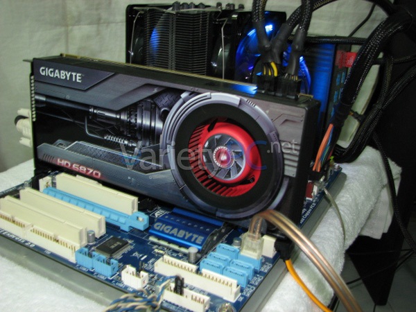 ความแรงระดับกลาง Gigabyte AMD Radeon HD 6870